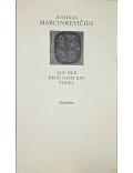Auf der Erde geht ein Vogel